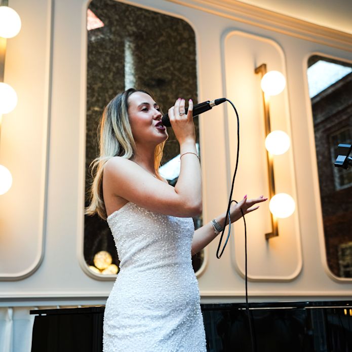 Restoran The Court, hiburan langsung, piano, gadis bernyanyi