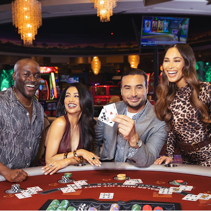 Persone che giocano a carte al casinò