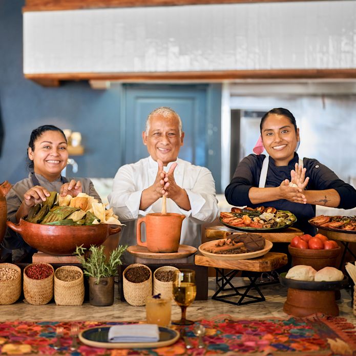 chef et 2 assistants préparant des assiettes buffet