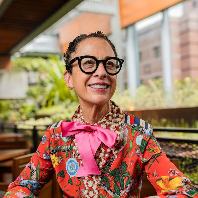Nancy Silverton穿着色彩鲜艳的服装坐在桌旁
