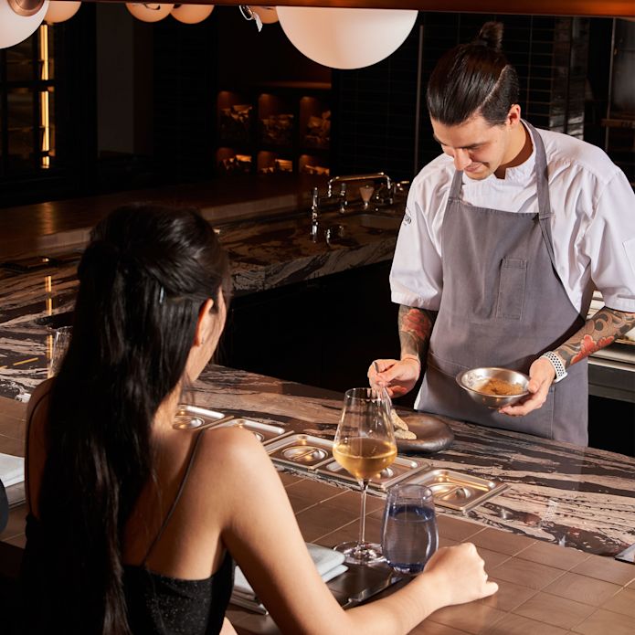 Chef Oliver Prepararea alimentelor la restaurantul OXBO Bangkok