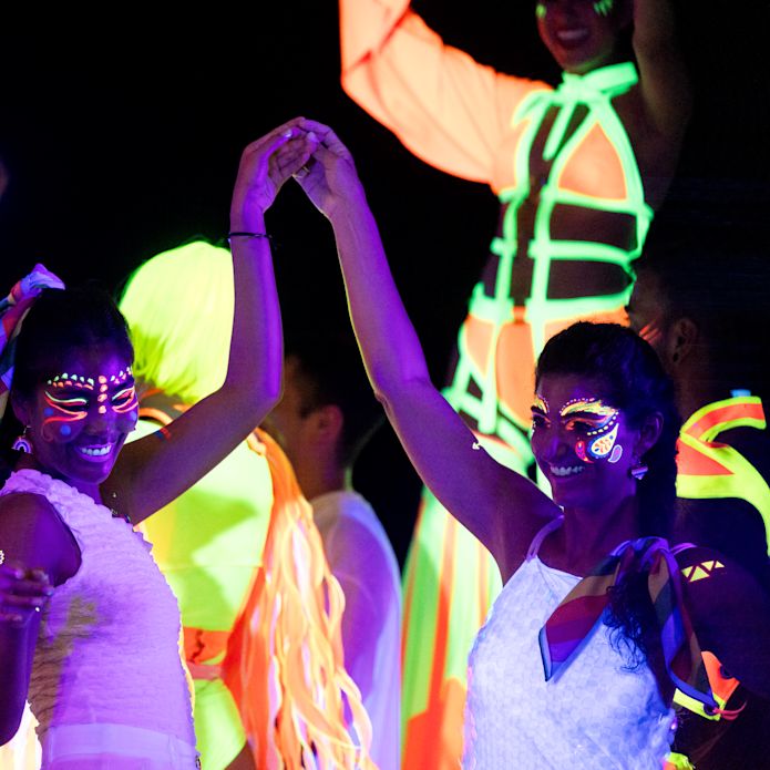 在 Chala Sky Bar Glow Party 跳舞的人。
