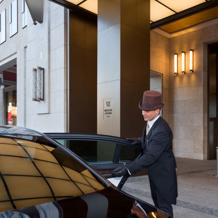 Pozdrav Doorman při příjezdu auta