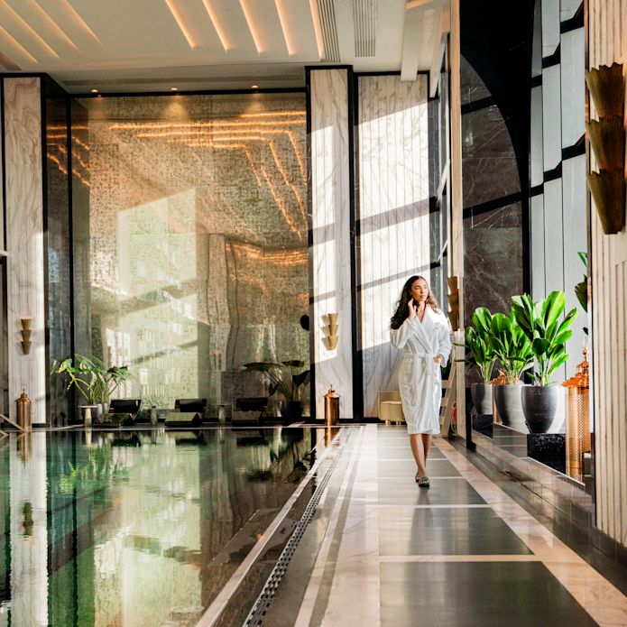 personne marchant le long de la piscine