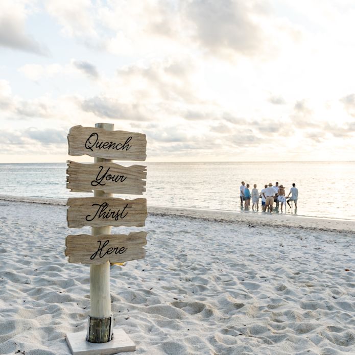 Un grup de oameni la plajă