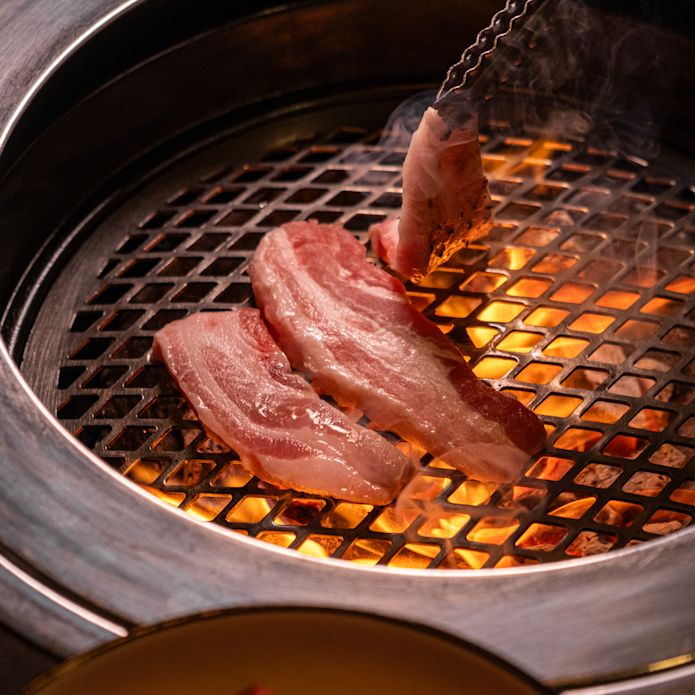 Kawałki mięsa gotujące się na grillu