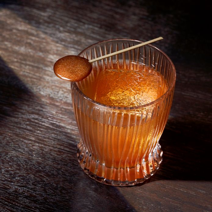 Cocktail pe o masă la barul din casă 