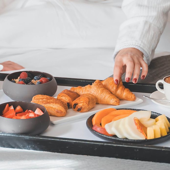 Aufnahme eines Frühstücks-Speisentabletts auf dem Zimmer