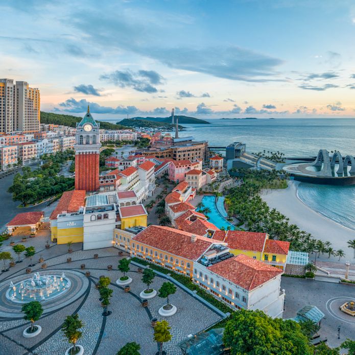 ホテルの外観と市街とビーチの眺め