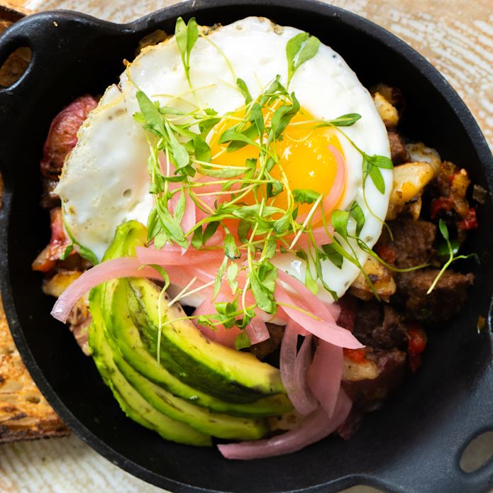 Makanan pada Baki di Restoran Mezze