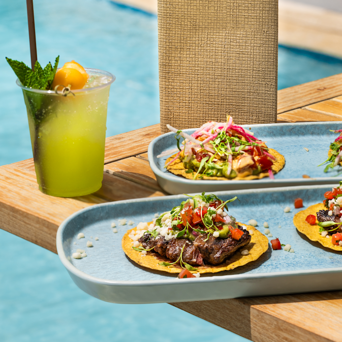 Makanan, Minuman, dan Menu di Meja di Restoran La Playa