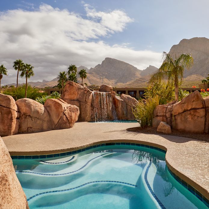 Outdoor Whirlpool Area with Palm Trees and Mountains in Background