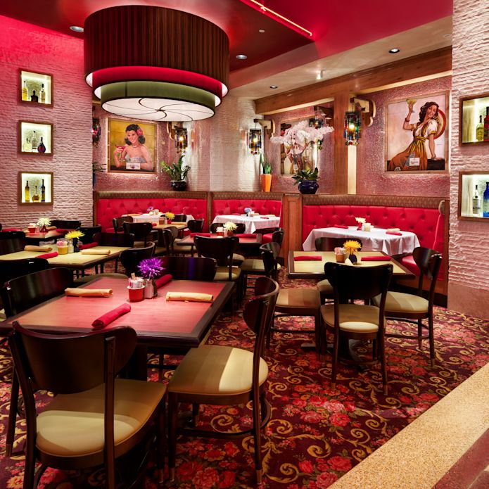 テーブルと椅子を備えたレストランのダイニングエリア