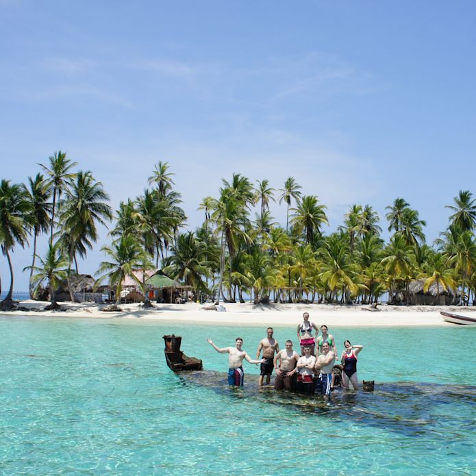 personnes dans l'eau avec une île derrière elles