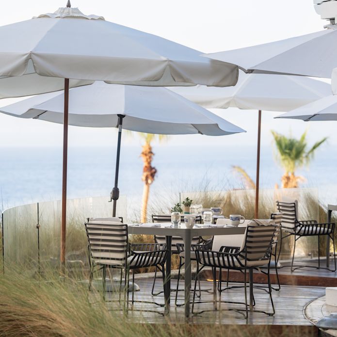 tables de salle à manger extérieures surplombant la plage