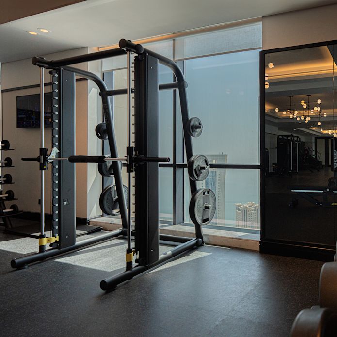 Pesées dans une salle de musculation avec de grandes fenêtres