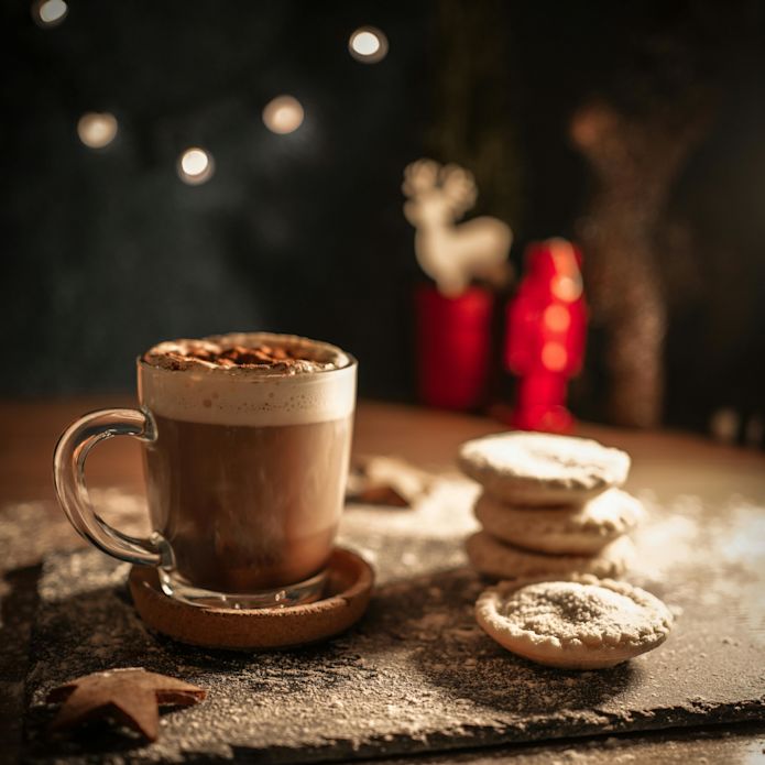 xícara de chocolate quente e cookies de fim de ano