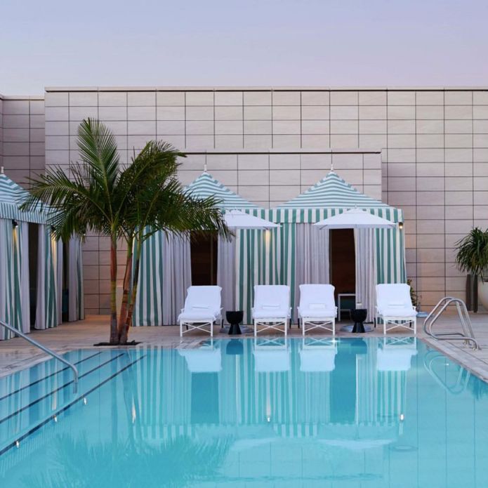 Kolam Renang Luar Ruangan