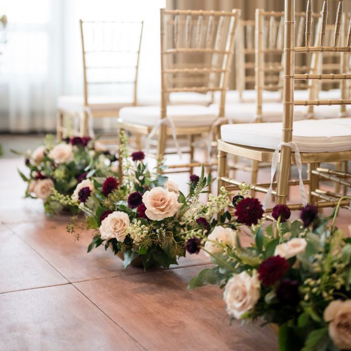 mesa y sillas con arreglo floral