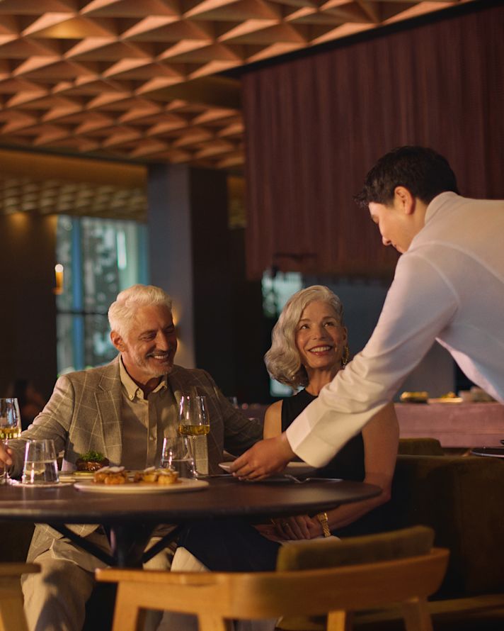 Pasangan menikmati hidangan di restoran