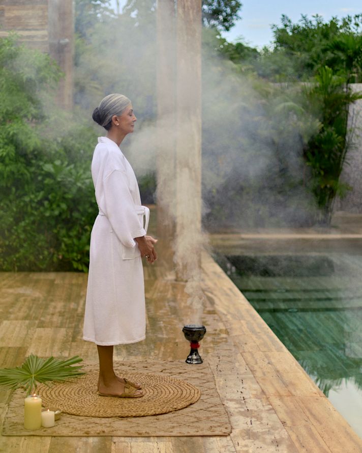 Frau im Bademantel, die sich im Spa entspannt