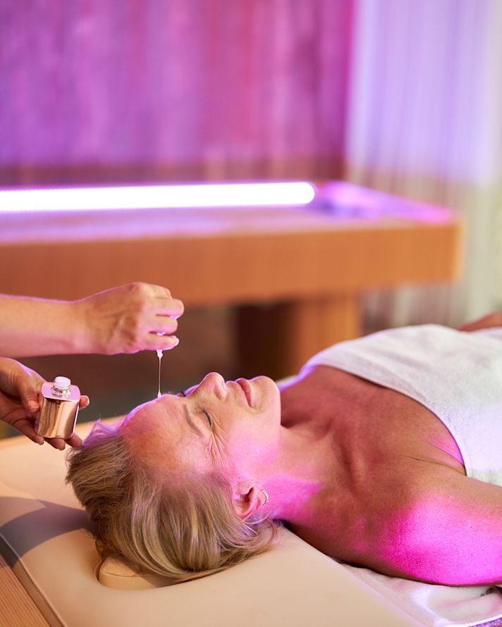 Person im Astoria Spa am Spa-Tisch