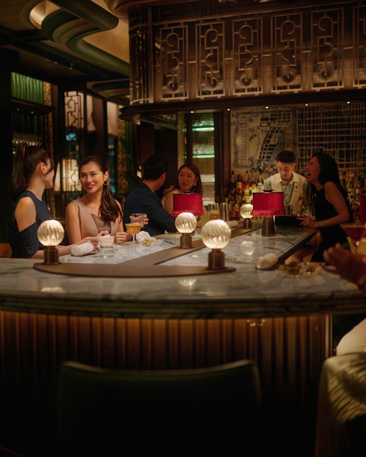 Orang-orang bersosialisasi di bar Tongkat dan Tales.