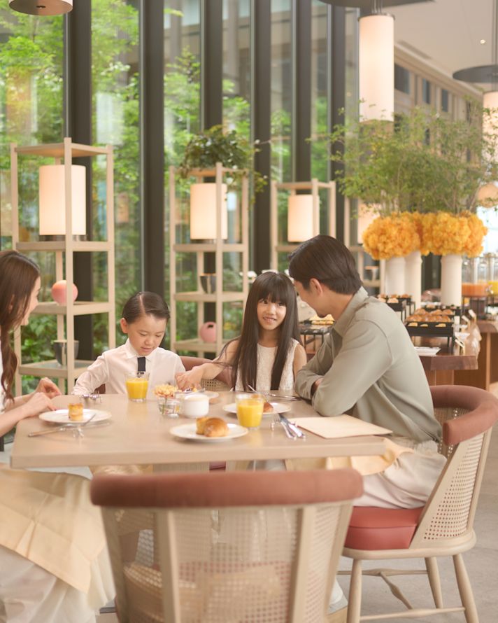 Keluarga Makan Pagi di Jolie Brasserie