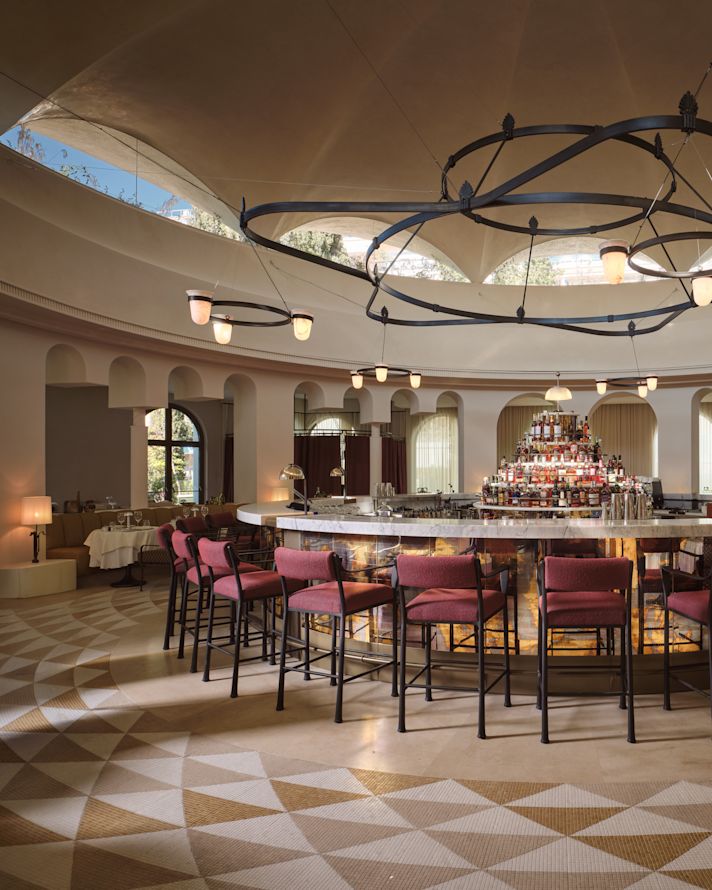 Barbereich der "Byzantino Grande Brasserie" mit komfortablen Burgunderstühlen