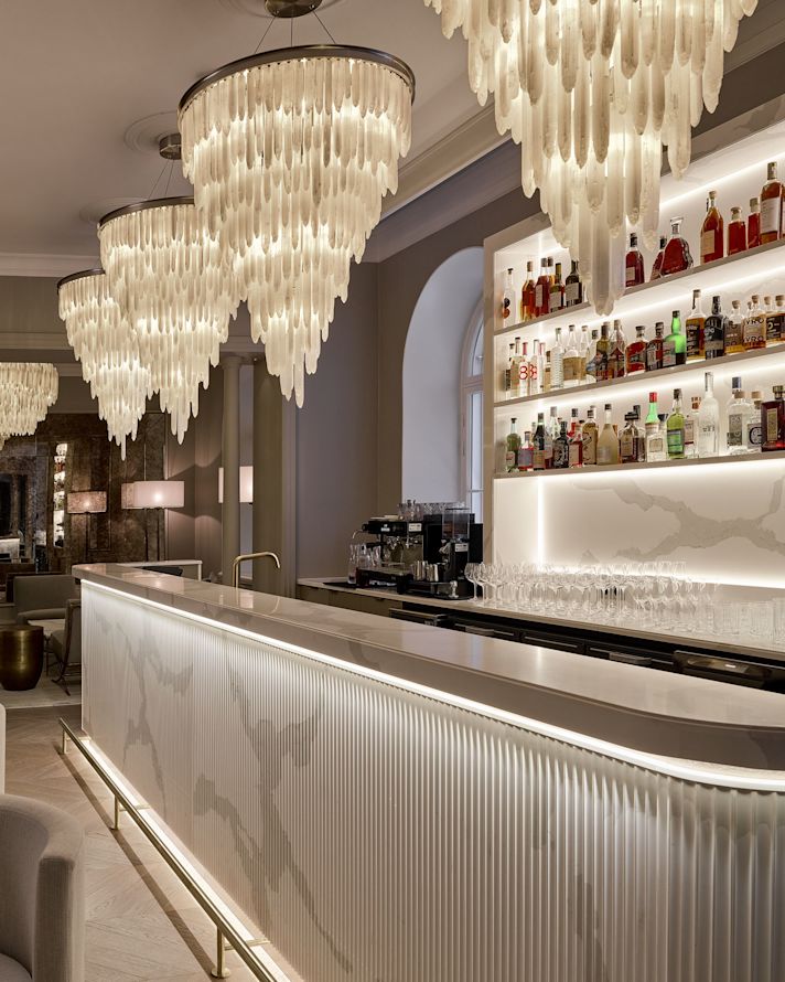 Área de estar do Bar Maria com mesas e cadeiras