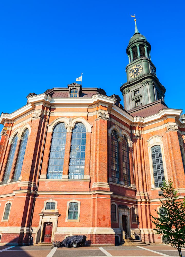 Vista in alto dell'edificio della torre dell'orologio rosso