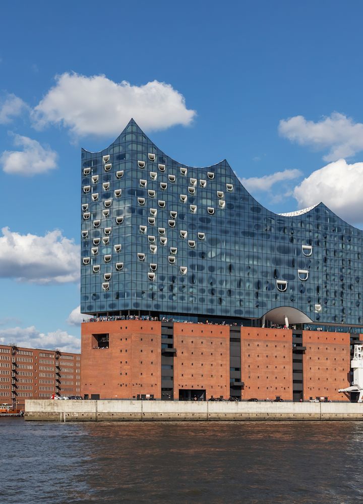 Blocchi di uffici affacciati sul fiume con esterno in vetro