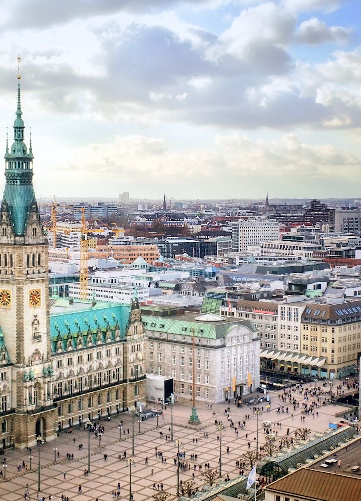 Foto di una piazza con un edificio a torre dell'orologio
