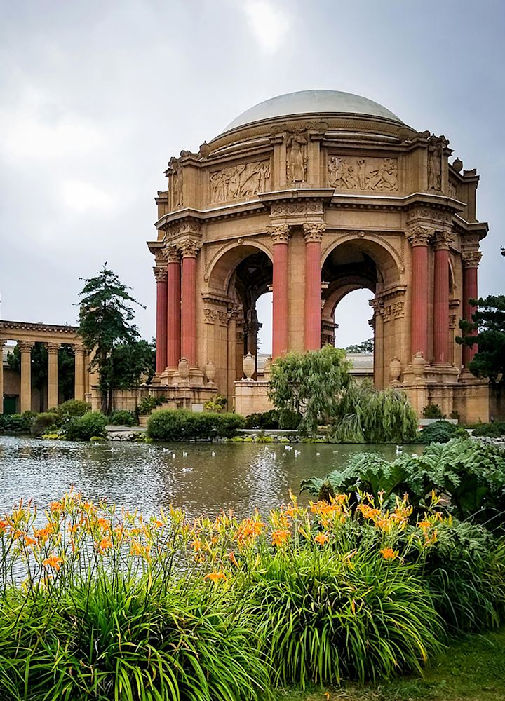 Exteriorul Palatului Artelor Frumoase cu rușini într-un iaz