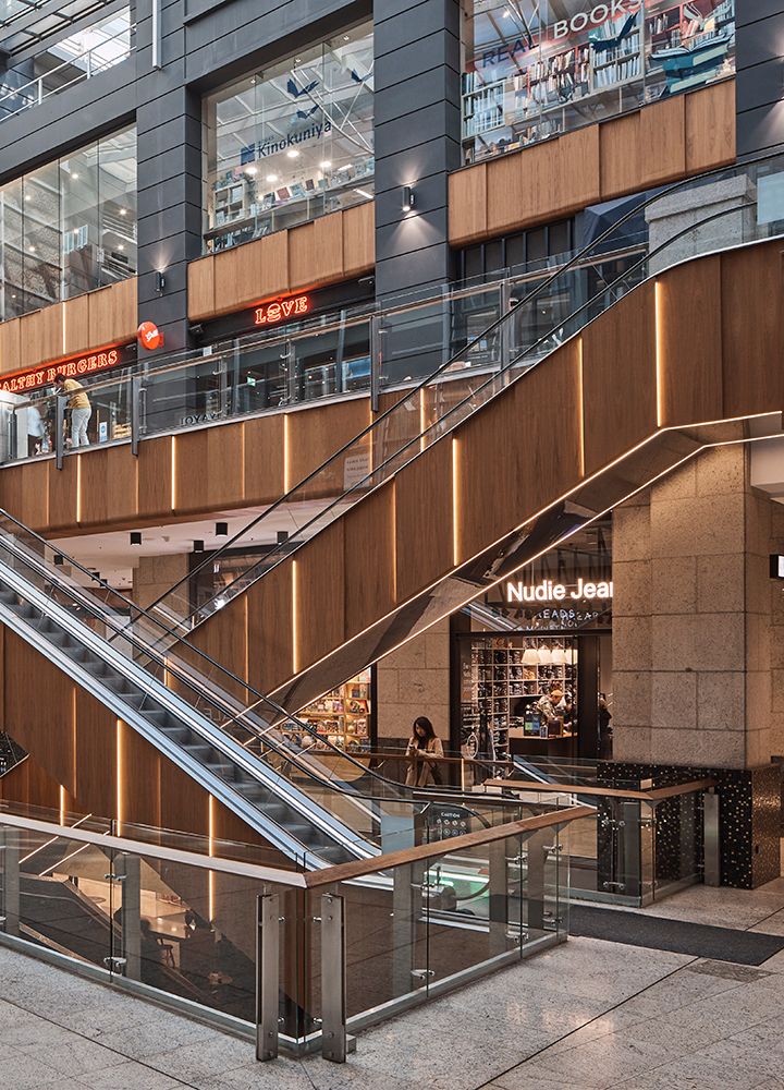 Interno delle Galeries. Le persone utilizzano le scale mobili all'interno di un moderno centro commerciale.