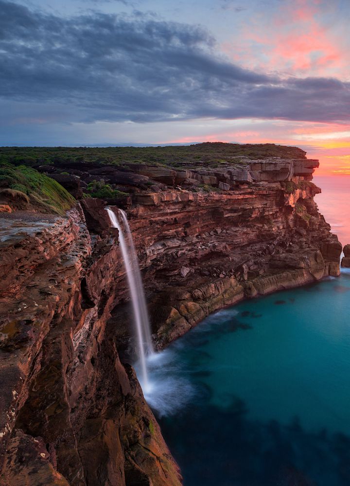 Vista di una cascata al tramonto