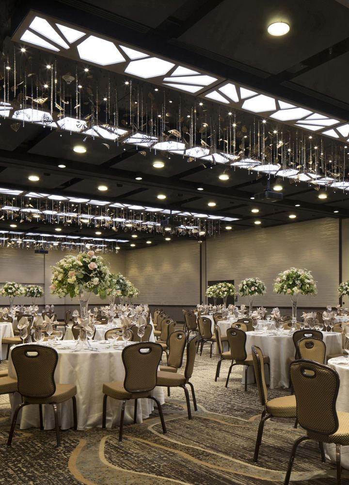 Sala balowa ze stołami i krzesłami