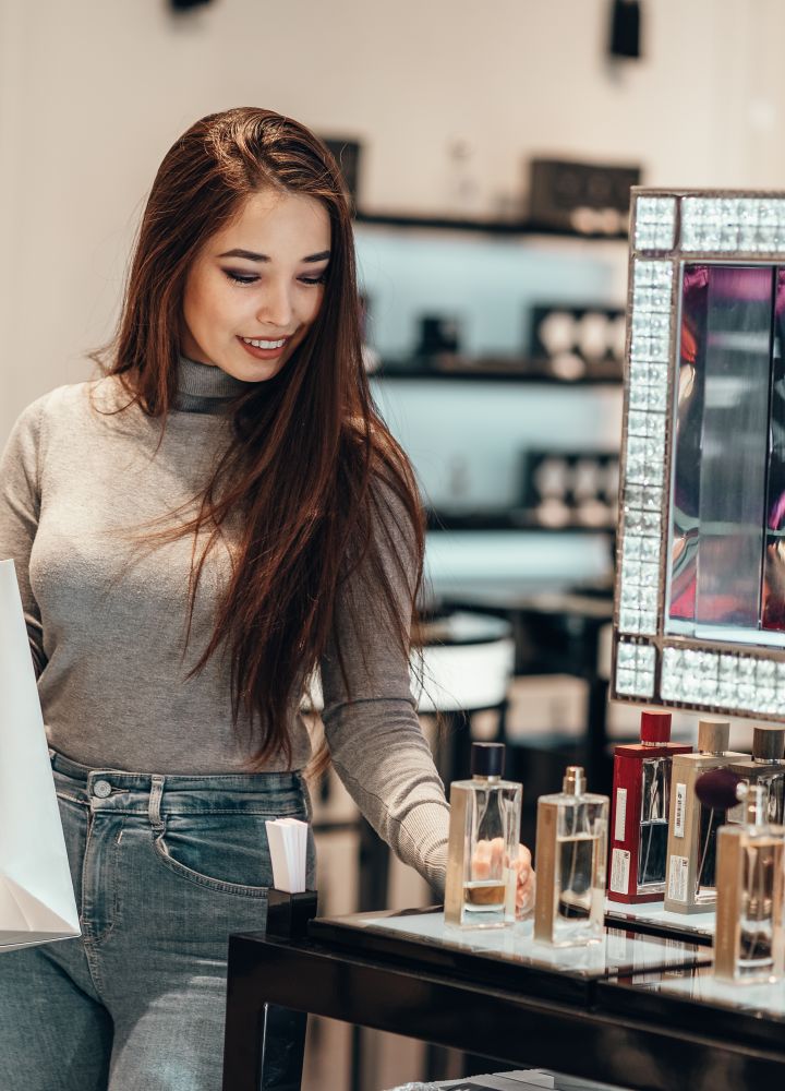 femme faisant du shopping