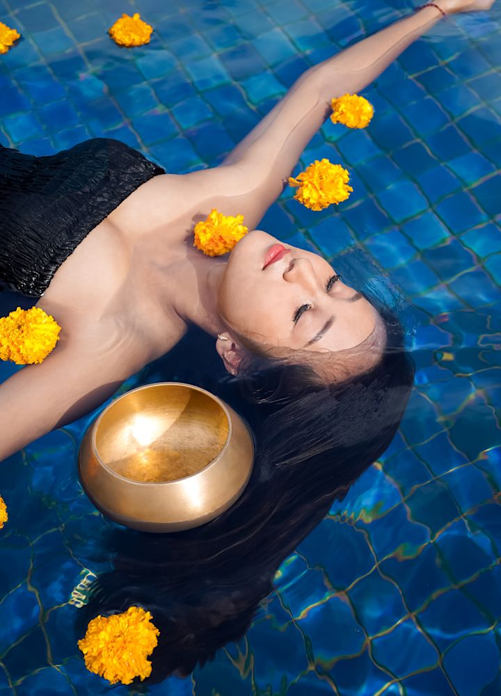Kobieta korzystająca z pływającej kąpieli dźwiękowej w spa