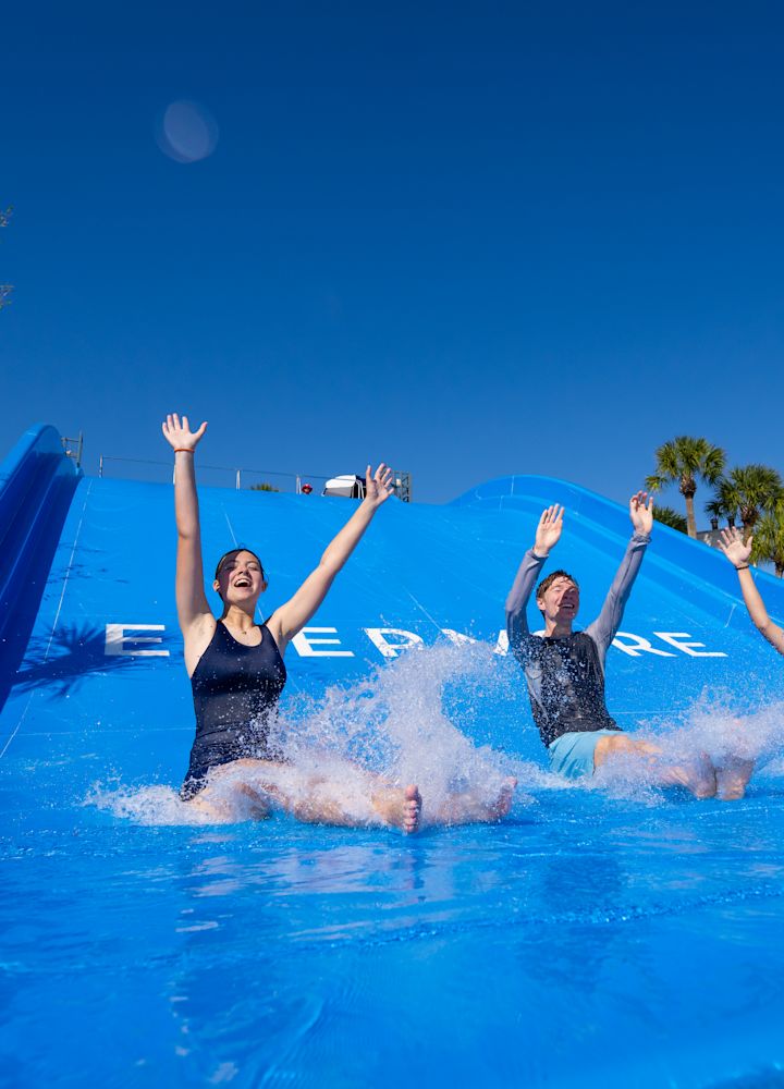 Piscina per famiglie con scivoli d'acqua