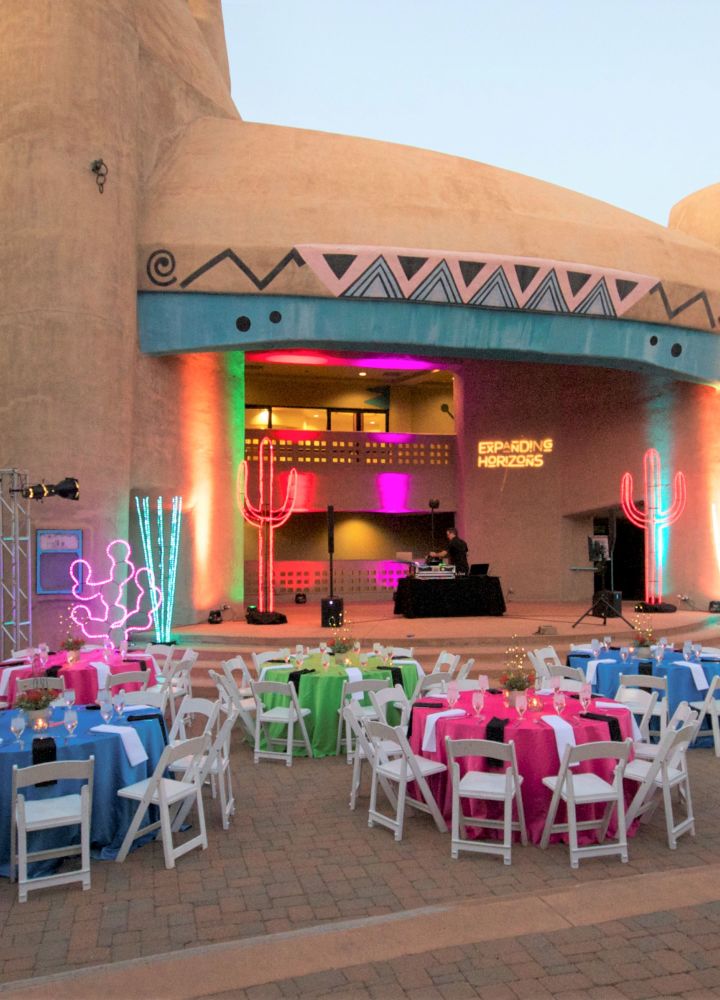 Area duduk luar ruangan dengan meja berwarna-warni