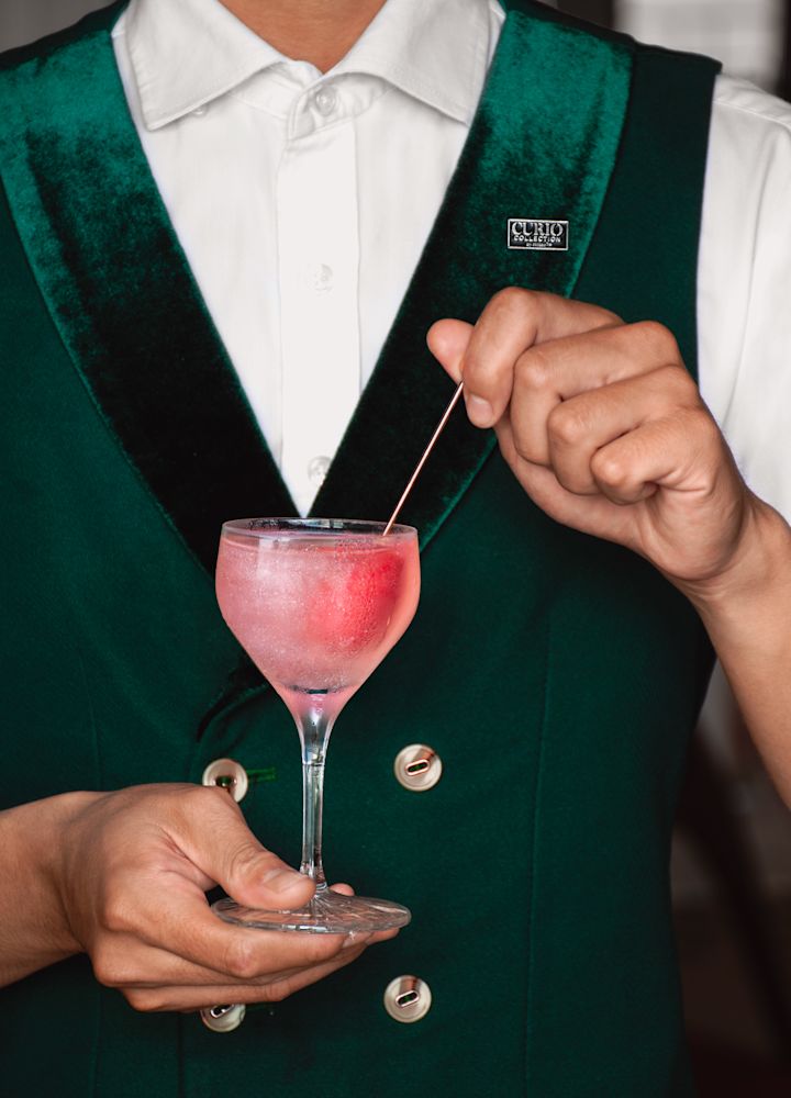 Tampak dari dekat pelayan dengan koktail