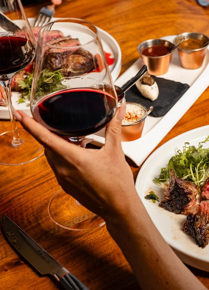 Жена, която се храни в ресторант SER Steak + Spirits