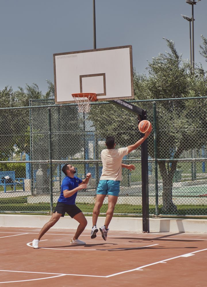 Hombres jugando al básquetbol en la cancha