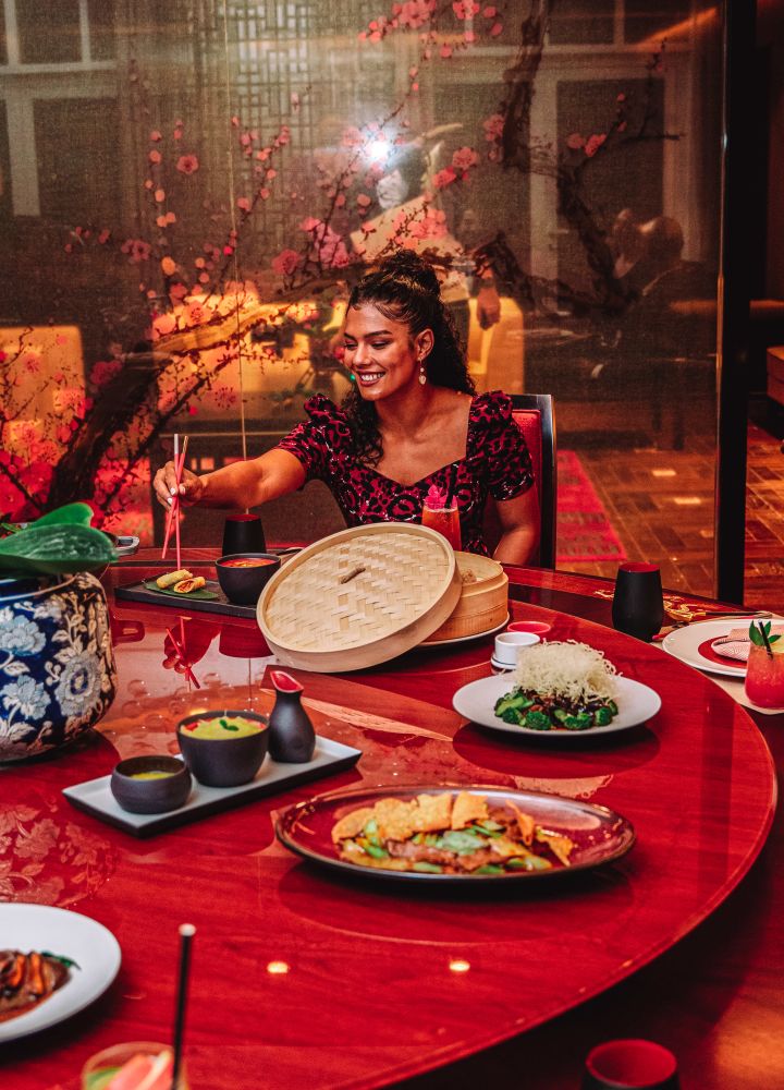 Frau beim Essen mit Stäbchen