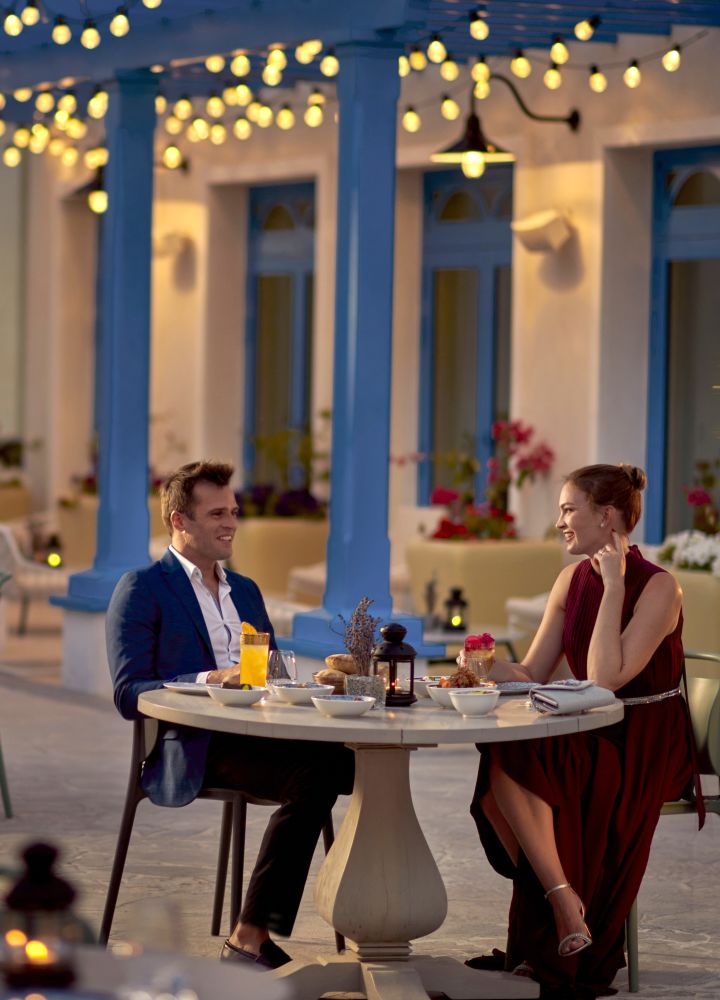 Paar beim Essen im Freien