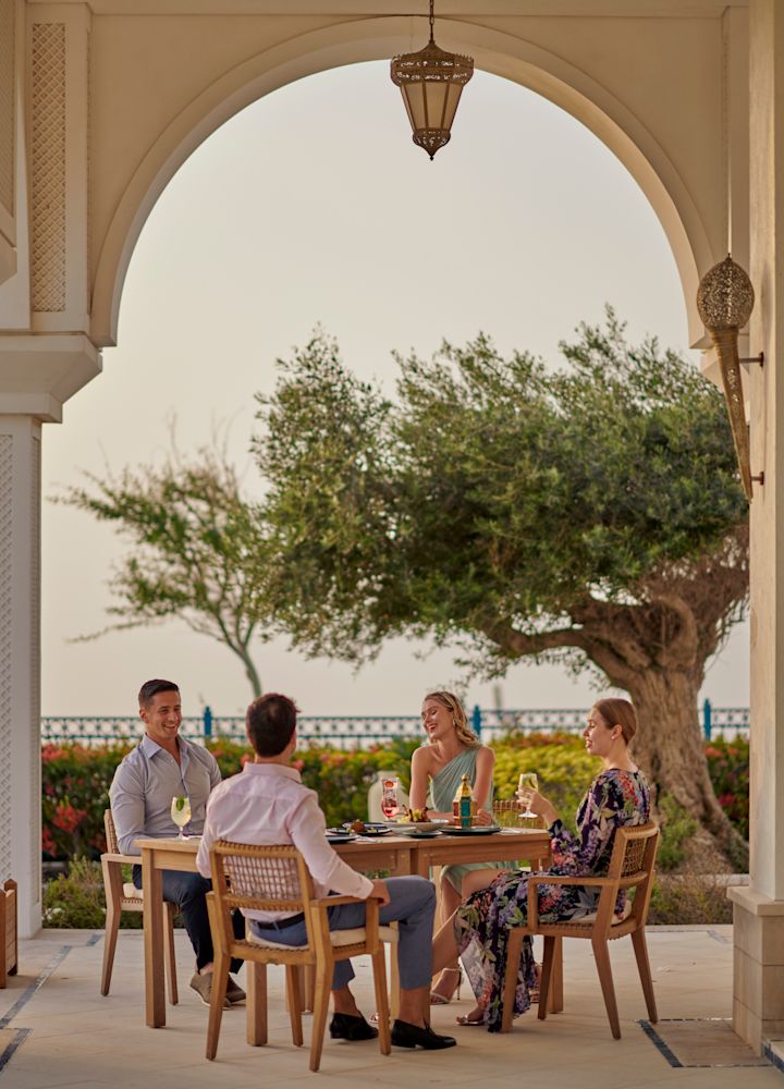 2 Paar sitzt am Tisch
