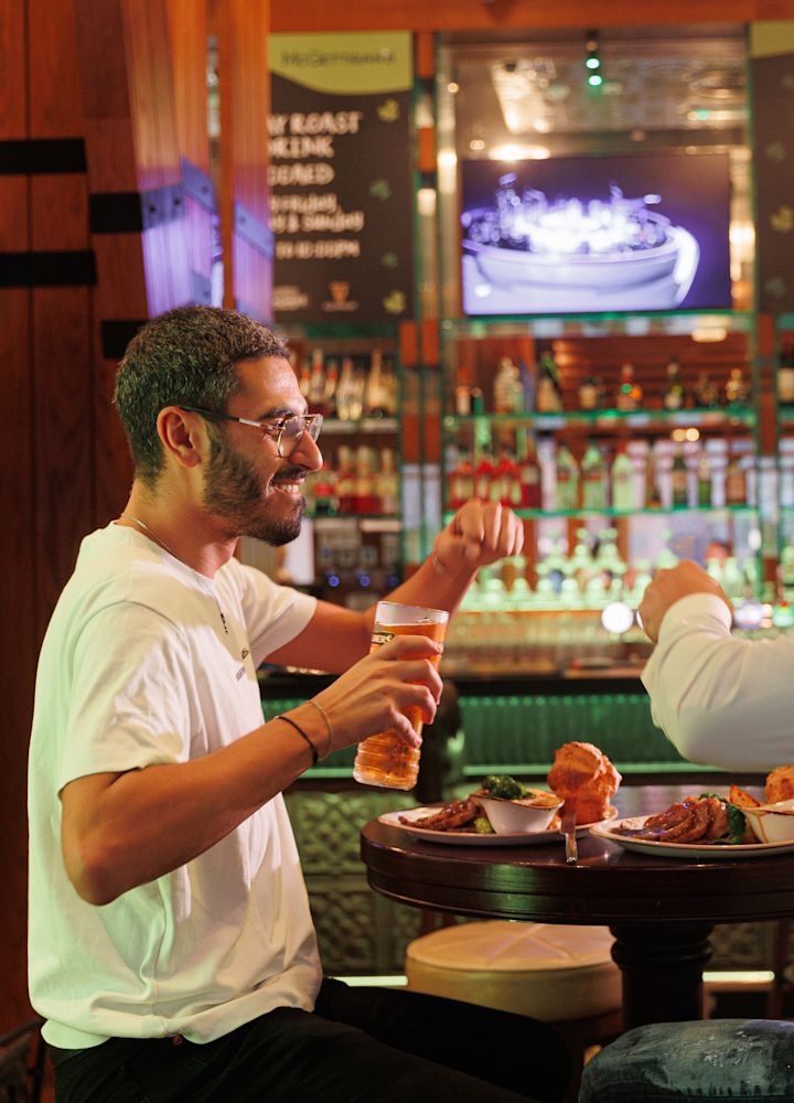 Photo du JBR de McGettigan, avec deux hommes assis à table avec de la nourriture