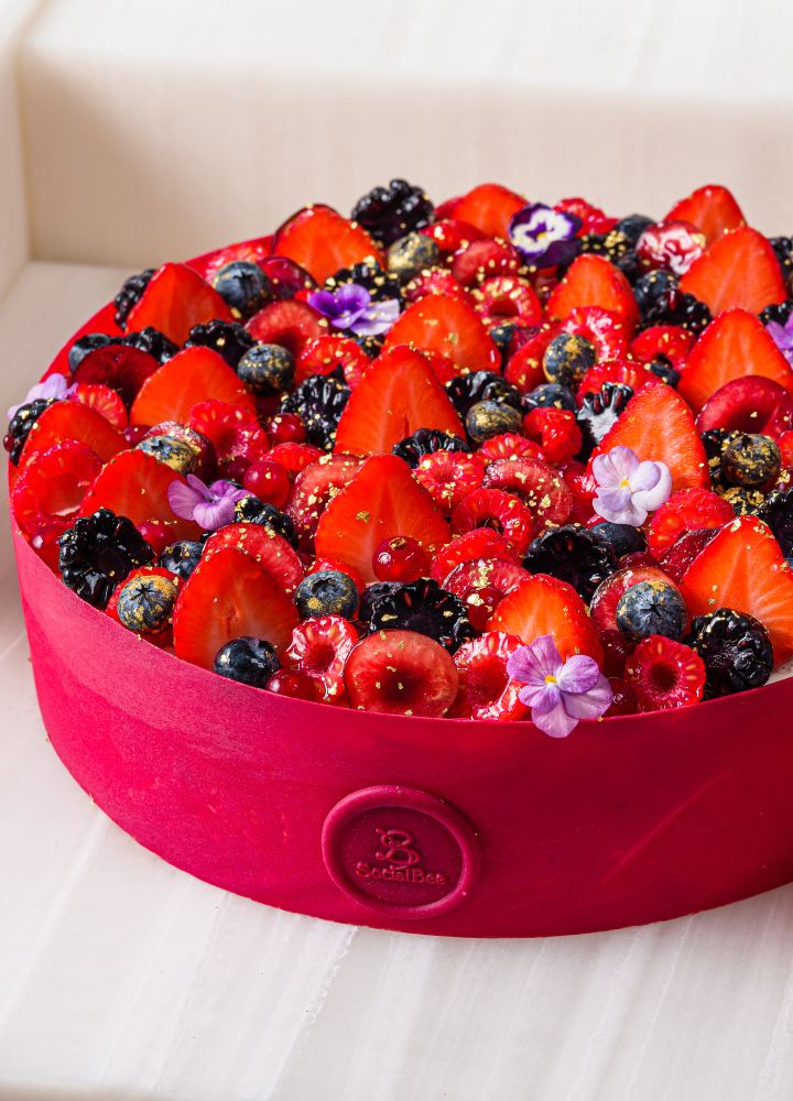 Social Bee Berry Cake