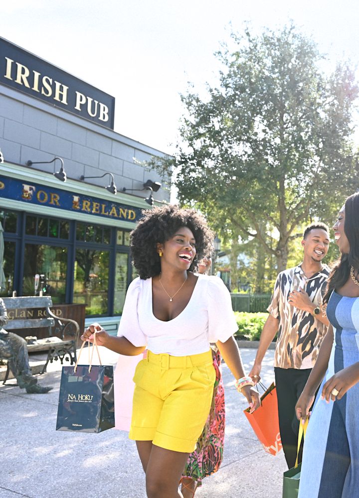 rodzina wychodząca na zewnątrz